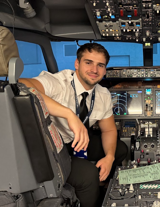 Máximo Játiva en la cabina de un Boeing 737